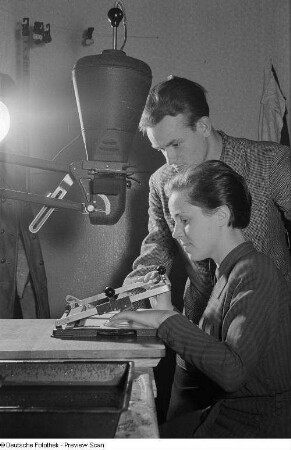 Marga Jurdan und Günter Kopsch beim Fotozirkel des FDJ-Bezirksklubhauses in der Goethestraße