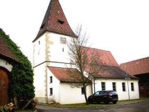 Ansicht von Norden mit Kirche (Chorturm mit Schlitzscharten - Norderweiterung Langhaus neuzeitlich) in ehemaligem Kirchhof