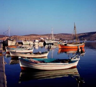 Paros. Fischerboote im Hafen. K2