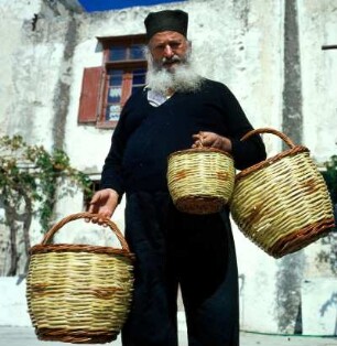 Kreta. Kloster Preveli. Mönch im Hauptkloster mit selbstgeflochtenen Körben