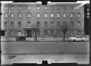 Neuruppin, August-Bebel-Straße 6. Wohnhaus. Straßenfront (Teilansicht)