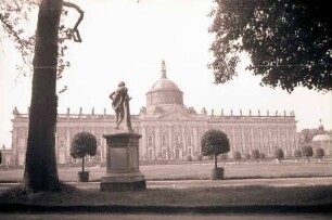 Potsdam: Neues Palais, Vordergrund Figur