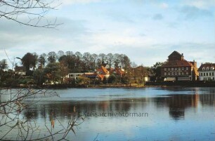 Herrenteich, dahinter östliches Ufer mit der Claudius-Mühle