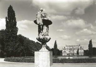 Üppigkeitsvase : Dresden. Großer Garten. Üppigkeitsvase (1720; A. Corradini). Blick über den Palaisteich zum Palais