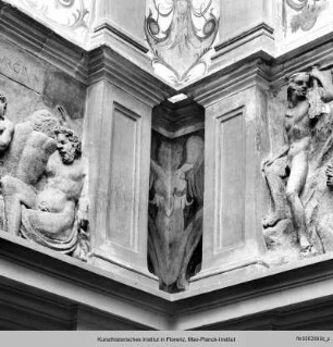 Freskendekorationen mit Putten, Fabelwesen - Ausschmückung des Hofes mit Fresken und Terrakottareliefs