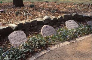 Ehrenmal: einzelne Personen-Gedenksteine