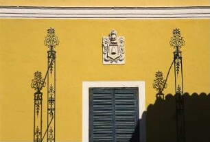 Spanien. Menorca. Ciutadella. Hausfassade mit Schatten