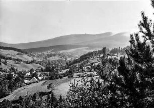 Agnetendorf. Ortsteilansicht mit Tal der Wrzosówka von einem bewaldeten Höhenzug