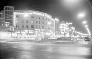 Berlin: Kurfürstendamm bei Nacht; Ecke Joachimstaler Straße