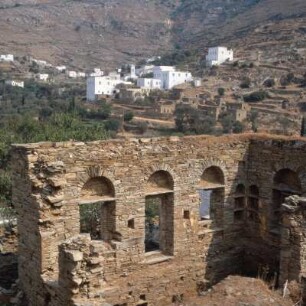 Andros, 380 km2, 12.000 Einwohner. Geborstener Pyrgos-Wohnturm aus Schieferplatten in Musionas im südlichen Inselteil