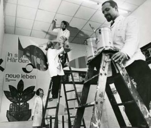 Hamburg-St. Pauli. Kunstschule Setzke. Ein Ausstellungsraum wird vorbereitet