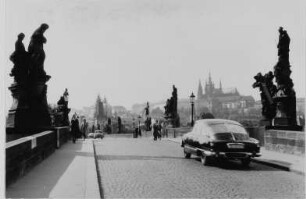Blick von der Karlsbrücke gegen den Burgberg (Hradschin)