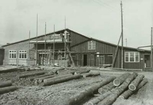 Güstrow, Heideweg. Umbau eines Produktionsgebäudes (nach 1945 VEB Bauelemente Walter Griesbach). Maurer, auf einem Stangengerüst arbeitend