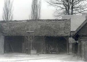 Schuppen in Dissen : Bauwesen - Wirtschaftsgebäude und Gehöfte. Ort: Dešno / Dissen. Schuppen und gebohltes Haus