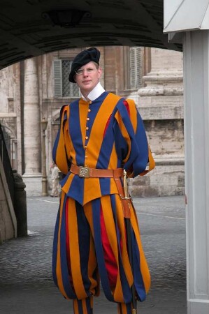 Rom - Schweizer Gardist : Schweizer Gardisten in historischen Uniformen bewachen den Papst und den Vatikanstaat. Aufgenommen im April 2004