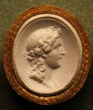 Profilkopf des Bacchus mit Efeu- und Blumenkranz (Daktyliothek, Erstes Mythologisches Tausend)