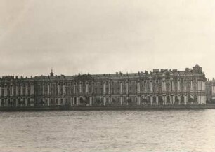 Russland. St. Petersburg. Winterpalast (ab 1754; B. F. Rastrelli). Ansicht über die Newa