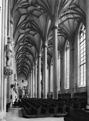 Ulm. Münster Unserer Lieben Frau (1377/1543; M. Parler 2 u. a. und Weiterführung 1844-1890; A. v. Beyer). Südliches Seitenschiff nach Osten
