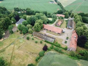 Altfresenburg: Luftbild Richtung Nord-Westen: links Herrenhaus, rechts Wirtschaftshof