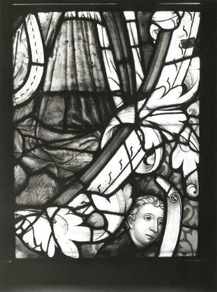 Bad Wilsnack. Wunderblutkirche St. Nikolai. Maria von Engeln umgeben, Detail: Gewand des rechten Engels, Glasmalerei