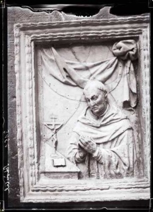 Kirche; Relief betender Mönch