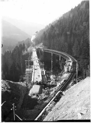 Blick von oberhalb des Westportals des verkürzten Ravennatunnels auf den alten Viadukt und die Fahrbahnarbeiten am neuen Viadukt