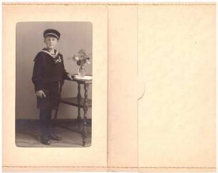 Foto Junge im Matrosenanzug