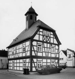 Ehemaliges Rathaus und Schule; Liederbach, Alt Niederhofheim 42