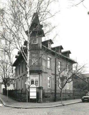 Radebeul, Zinzendorfstraße 1. Wohnhaus (um 1895). Eckansicht mit Fassade Sidonienstraße