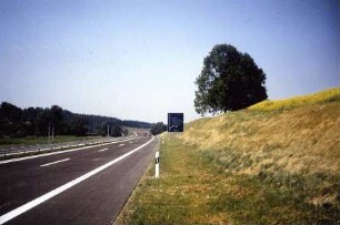Markierung auf bit. Fahrbahnbelag im Bereich Dürren. Beschilderung.