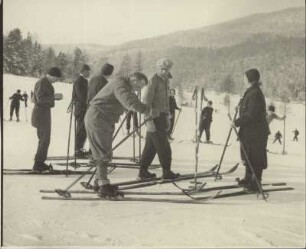 Deutschland. Winter im Allgäu bei Oberstdorf. Die ersten Versuche beim Skifahren. Aller Anfang ist schwer.