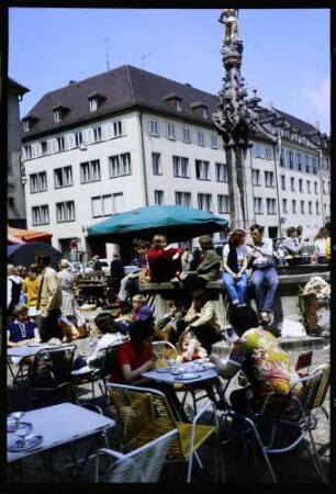 Freiburg: Tische vor dem Georgsbrunnen am Münsterplatz
