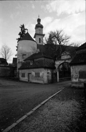 Laupheim: Schlosseingang und Kirche