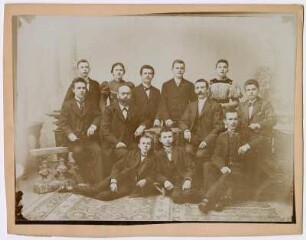 Gruppenaufnahme im Atelier : Gruppenaufnahme im Atelier, in der Mitte vorn rechts vermutlich Albert Wiese