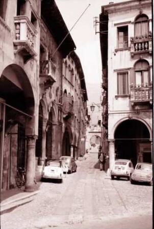 Vittorio Veneto: enge Gasse mit Arkaden und venetianischen Häusern