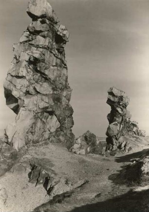 Harzvorland. Neinstedter Teufelsmauer bei Thale. Aufgerichtete, z. T. überkippte Sandsteinrippen. Quadersandstein des Senon