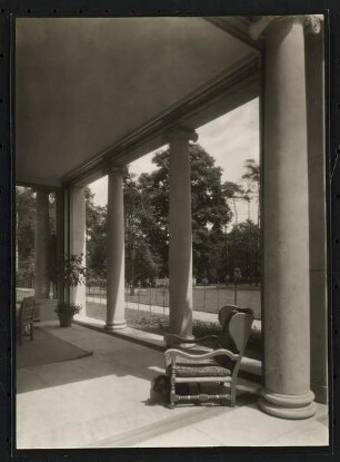 Landhaus Louis Ullstein, Berlin-Grunewald: Gartenseite, Blick in den Altan