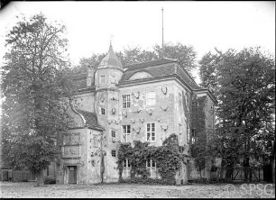 Berlin, Jagdschloss Grunewald, Schloss mit Geweihen im Sommer.
