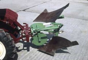 Anbau-Winkeldrehpflug PON-25 zum Kleintraktor T4 - K10 Hersteller: Agrostroj Prostejov, CSSR