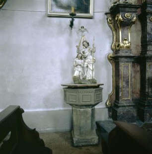 Taufstein mit Taufe Christi