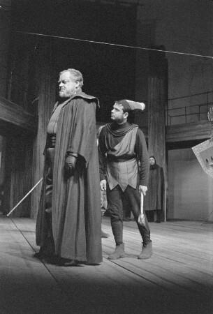 Reportage aus der Inszenierung "König Lear" von W. Sakespeare, Regie W. Langhoff, mit W. A. Kleinau als Lear u.a., Deutsches Theater Berlin, 1957