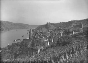 Oberwesel. Gesamtansicht mit Rhein : Oberwesel im Mittelrheintal. Stadtansicht von Nordwesten mit Ochsenturm, Liebfrauenkirche, Burgberg mit Schönburg und St. Martin. Blick rheinaufwärts