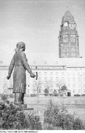 Dresden, Altstadt, Bürgerwiese. Denkmal Trümmerfrau von Walter Reinhold, Eisenguss, 1952 (1. Standort), Oktober 1952
