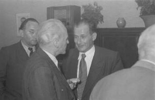 60. Geburtstag von Walter Maschke, Generalsekretär der Volksbühne Berlin : Walter Maschke mit dem Schriftsteller Friedrich Wolf (2.v.r.) im Gespräch