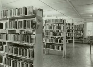 Dresden-Loschwitz, Stadt- und Bezirksbibliothek Dresden, Zweigbibliothek Loschwitz, Innenansicht mit Bücherregalen und Katalogtisch