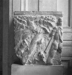 Fragment eines Sarkophages: Jagdszene (springender Hirsch und Hunde)