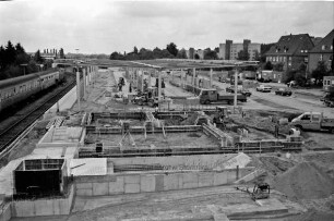 Bahnhof: Baustelle für Bahnhofsgebäude: Eingang zur Unterführung, dahinter Zentraler Omnibusbahnhof