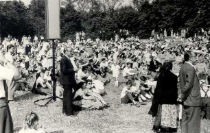 Schul- und Heimatfest in Ostro : Gesellschaftliche Volkskultur - Heimat-, Volksfeste und Ähnliches. Ort: Wotrow / Ostro. Schul- und Heimatfest am 15. Juli 1958.