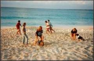 Jugendliche spielen am Strand (Altersgruppe 14-17)