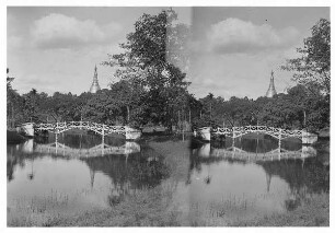 Rangun, Birma. Victoria-Park mit Brücke über den See. Blick auf Spitze der Shwedagon-Pagode